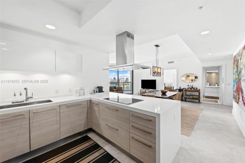 Condo in North Miami Beach, Florida, 2 bedrooms  № 2076693 - photo 7