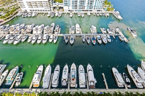 Condo in North Miami Beach, Florida, 2 bedrooms  № 2076693 - photo 22