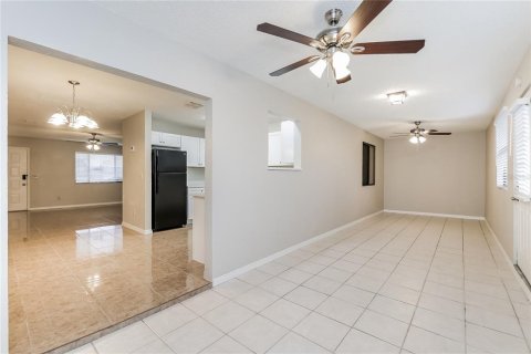 House in Kissimmee, Florida 3 bedrooms, 110.93 sq.m. № 2259347 - photo 7