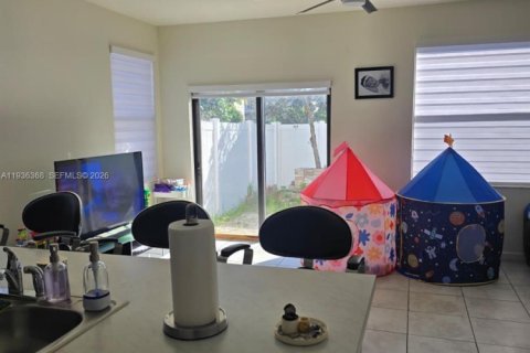 Touwnhouse à vendre à Hialeah, Floride: 3 chambres, 143.07 m2 № 1999255 - photo 5