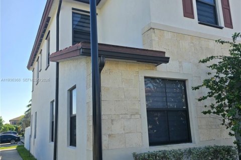 Touwnhouse à vendre à Hialeah, Floride: 3 chambres, 143.07 m2 № 1999255 - photo 2