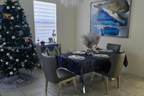 Touwnhouse à vendre à Hialeah, Floride: 3 chambres, 143.07 m2 № 1999255 - photo 3