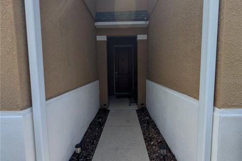 Townhouse in LAKESHORE in Lutz, Florida 3 bedrooms, 182.18 sq.m. № 2198250 - photo 2