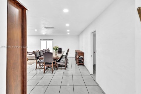 House in Surfside, Florida 2 bedrooms, 178.37 sq.m. № 2081304 - photo 20