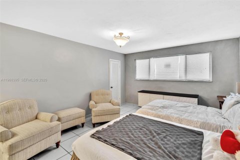 House in Surfside, Florida 2 bedrooms, 178.37 sq.m. № 2081304 - photo 14