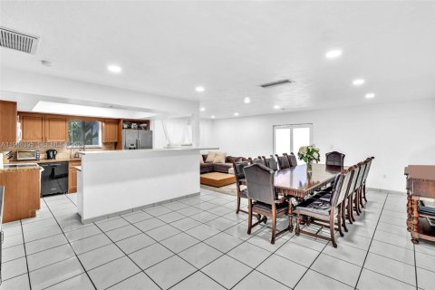 House in Surfside, Florida 2 bedrooms, 178.37 sq.m. № 2081304 - photo 21