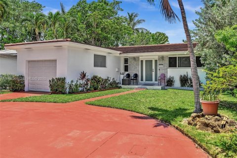 House in Surfside, Florida 2 bedrooms, 178.37 sq.m. № 2081304 - photo 5