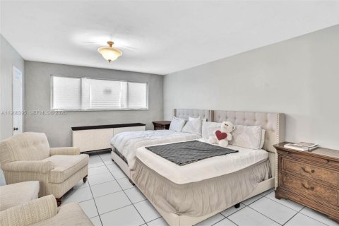 House in Surfside, Florida 2 bedrooms, 178.37 sq.m. № 2081304 - photo 12