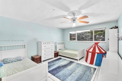 House in Surfside, Florida 2 bedrooms, 178.37 sq.m. № 2081304 - photo 7