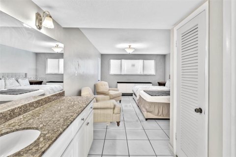 House in Surfside, Florida 2 bedrooms, 178.37 sq.m. № 2081304 - photo 11