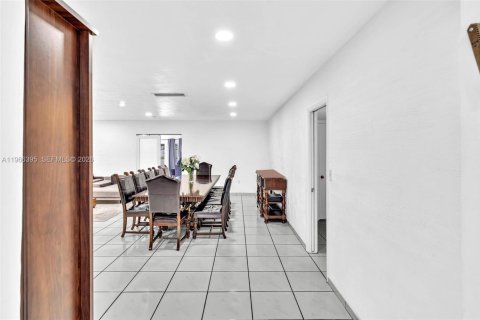 House in Surfside, Florida 2 bedrooms, 178.37 sq.m. № 2081304 - photo 19