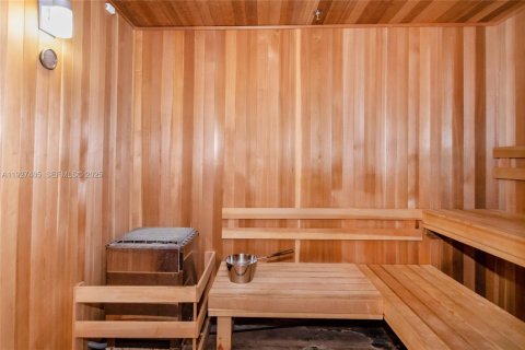 Condo in Doral, Florida, 3 bedrooms  № 1986090 - photo 24