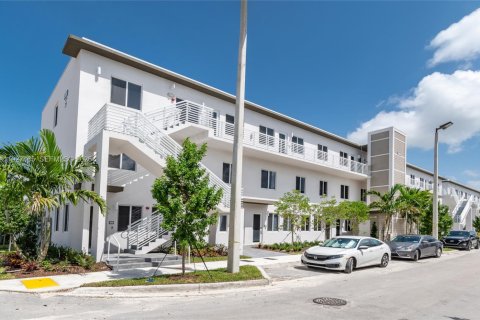 Condo in Doral, Florida, 3 bedrooms  № 1986090 - photo 1