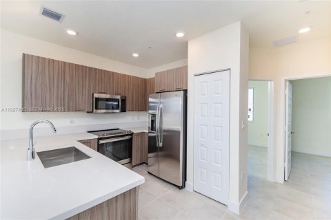 Condo in Doral, Florida, 3 bedrooms  № 1986090 - photo 2