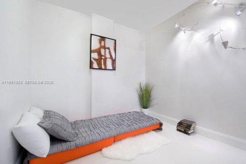 Condo in Miami Beach, Florida, 2 bedrooms № 2048322 - photo 10