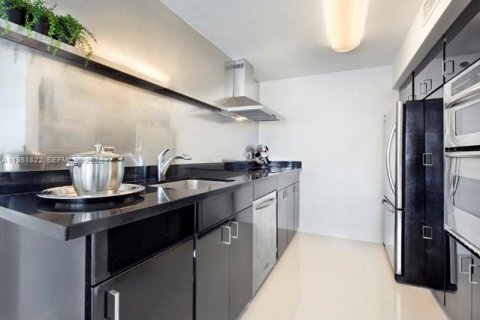 Condo in Miami Beach, Florida, 2 bedrooms № 2048322 - photo 5