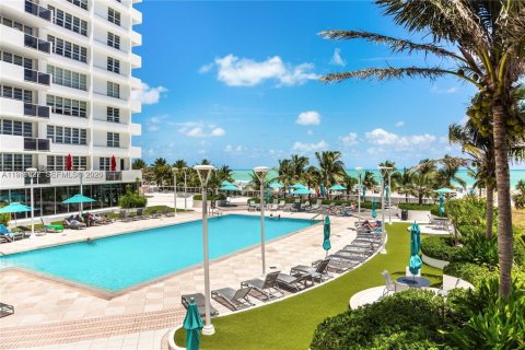 Condo in Miami Beach, Florida, 2 bedrooms № 2048322 - photo 20