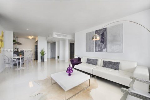 Condo in Miami Beach, Florida, 2 bedrooms № 2048322 - photo 3