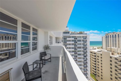 Condo in Miami Beach, Florida, 2 bedrooms № 2048322 - photo 26