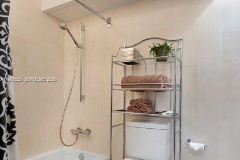 Condo in Miami Beach, Florida, 2 bedrooms № 2048322 - photo 12