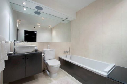 Condo in Miami Beach, Florida, 2 bedrooms № 2048322 - photo 8