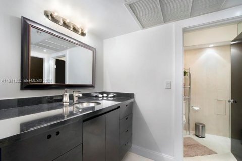 Condo in Miami Beach, Florida, 2 bedrooms № 2048322 - photo 11