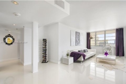 Condo in Miami Beach, Florida, 2 bedrooms № 2048322 - photo 2