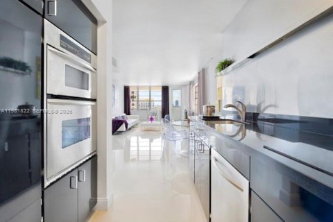 Condo in Miami Beach, Florida, 2 bedrooms № 2048322 - photo 6