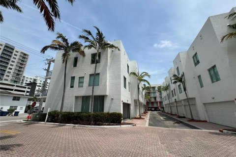 Condominio en alquiler en Hollywood, Florida, 3 dormitorios, 197.6 m2 № 2009278 - foto 13