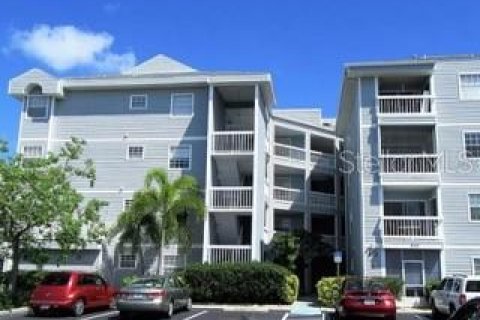 Condo in Saint Petersburg, Florida, 2 bedrooms  № 1910424 - photo 1