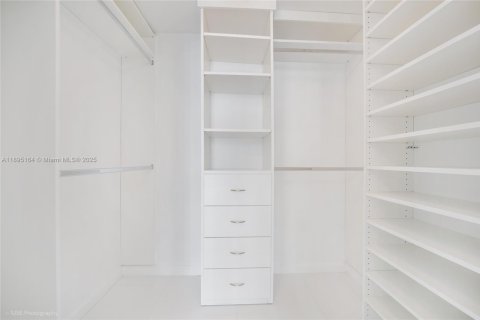 Condominio en alquiler en Miami, Florida, 2 dormitorios, 123.28 m2 № 1947542 - foto 12