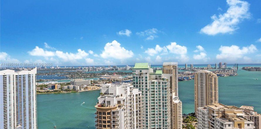 Condominio en Miami, Florida, 2 dormitorios № 1947542