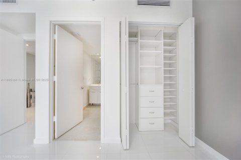 Condominio en alquiler en Miami, Florida, 2 dormitorios, 123.28 m2 № 1947542 - foto 16