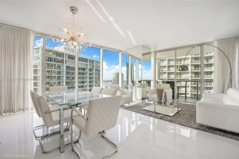 Condominio en alquiler en Miami, Florida, 2 dormitorios, 123.28 m2 № 1947542 - foto 2