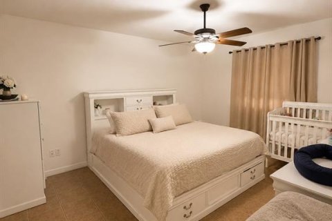 House in Deltona, Florida 4 bedrooms, 171.31 sq.m. № 2280437 - photo 11
