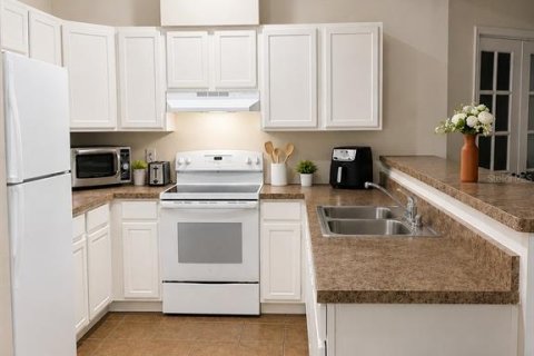 House in Deltona, Florida 4 bedrooms, 171.31 sq.m. № 2280437 - photo 8