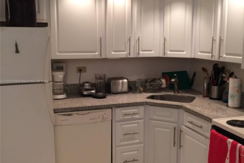 Condo in Miami Beach, Florida, 2 bedrooms  № 1953410 - photo 8