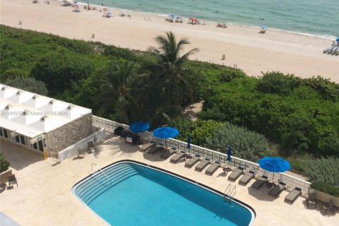 Condo in Miami Beach, Florida, 2 bedrooms  № 1953410 - photo 11