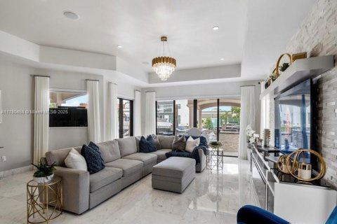 Villa ou maison à vendre à North Miami Beach, Floride: 6 chambres, 505.95 m2 № 1697897 - photo 18