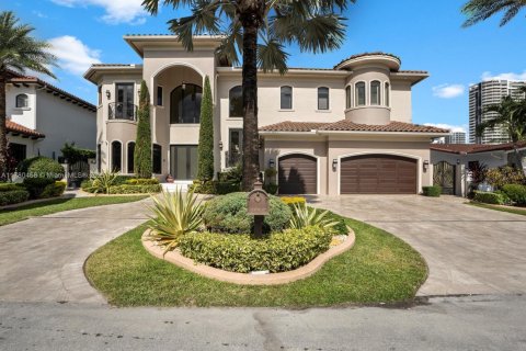 Villa ou maison à vendre à North Miami Beach, Floride: 6 chambres, 505.95 m2 № 1697897 - photo 2