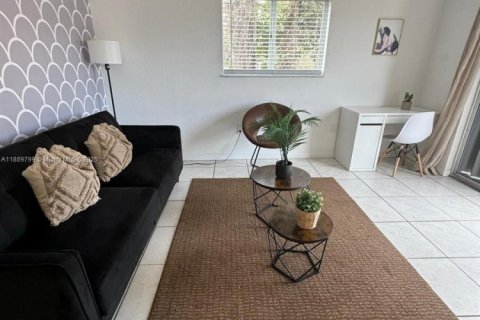 Apartamento en alquiler en Miami, Florida, 2 dormitorios, 1289.86 m2 № 2013350 - foto 2