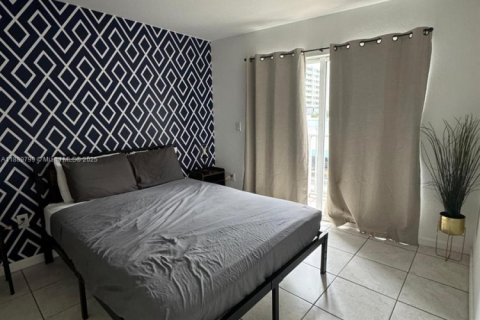 Apartamento en alquiler en Miami, Florida, 2 dormitorios, 1289.86 m2 № 2013350 - foto 11
