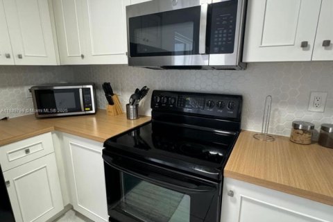Apartamento en alquiler en Miami, Florida, 2 dormitorios, 1289.86 m2 № 2013350 - foto 6