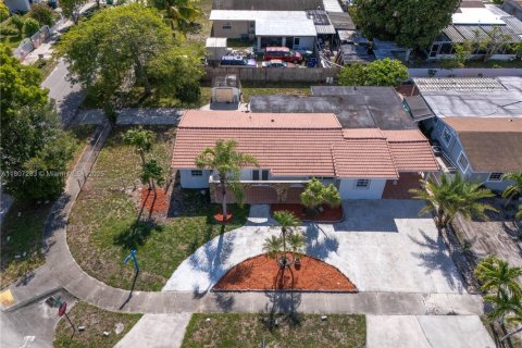 House in Miami Gardens, Florida 4 bedrooms, 196.12 sq.m. № 1745631 - photo 4