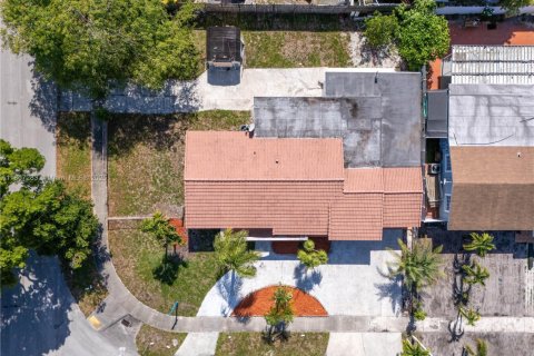 House in Miami Gardens, Florida 4 bedrooms, 196.12 sq.m. № 1745631 - photo 1