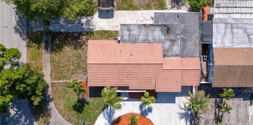 House in Miami Gardens, Florida 4 bedrooms, 196.12 sq.m. № 1745631