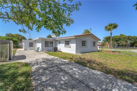 House in Miami Gardens, Florida 4 bedrooms, 196.12 sq.m. № 1745631 - photo 12
