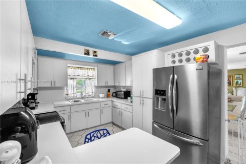 House in Miami Gardens, Florida 4 bedrooms, 196.12 sq.m. № 1745631 - photo 6