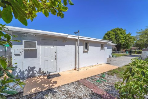 House in Miami Gardens, Florida 4 bedrooms, 196.12 sq.m. № 1745631 - photo 11