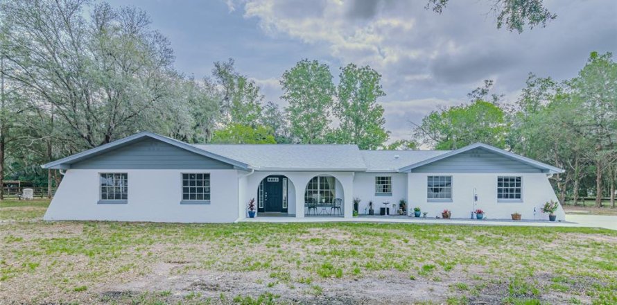 House in Ocala, Florida 3 bedrooms, 177.91 sq.m. № 2103190